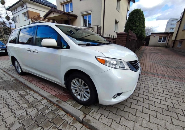 Toyota Sienna cena 119000 przebieg: 84000, rok produkcji 2016 z Białystok małe 92